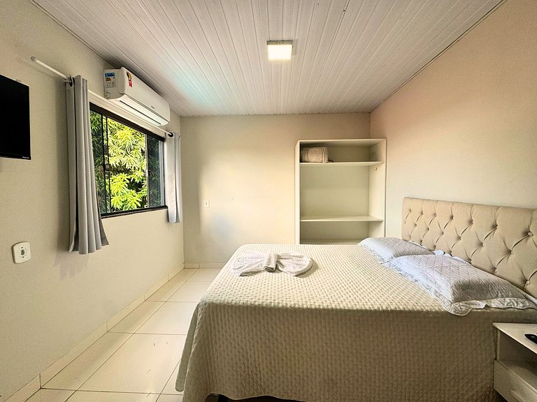 Casa privativa com 5 quartos e área de lazer compartilhada