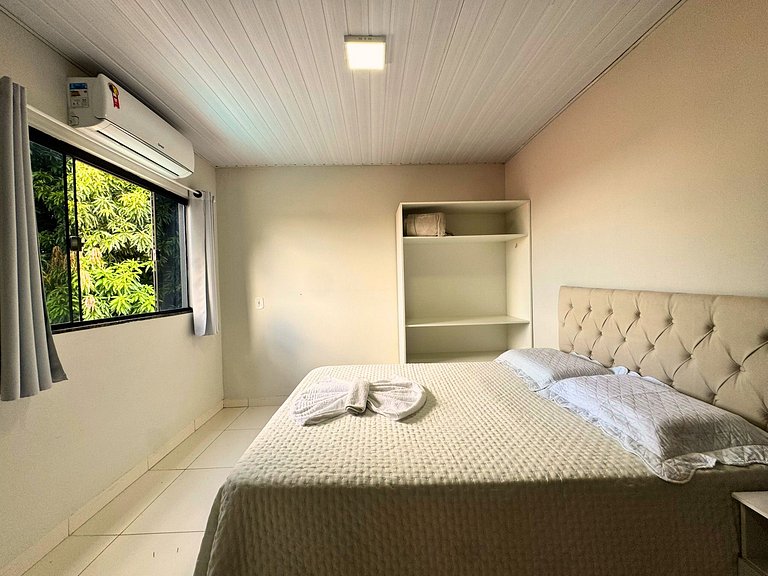 Casa privativa com 5 quartos e área de lazer compartilhada