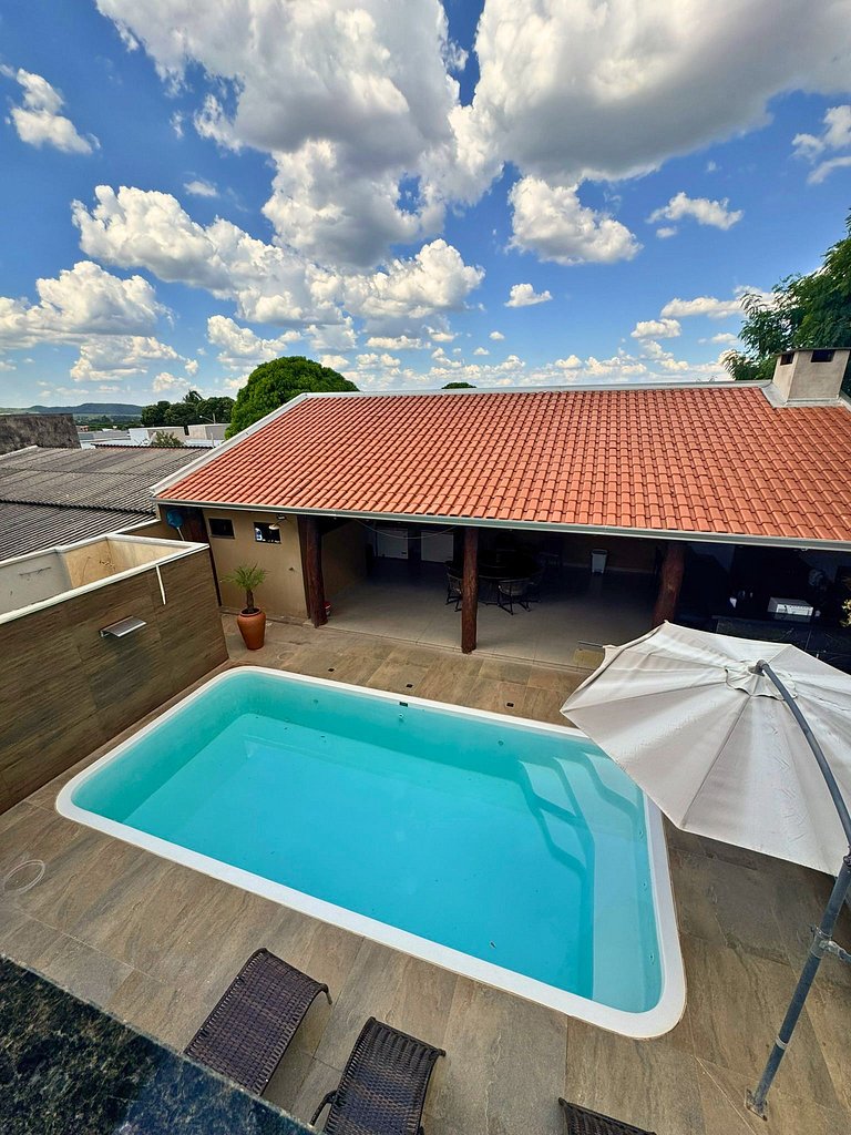 Casa privativa com 5 quartos e área de lazer compartilhada
