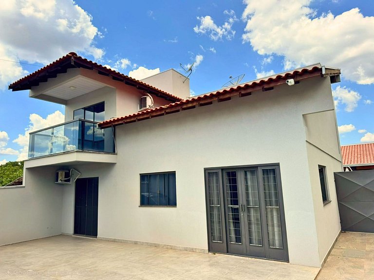 Casa privativa com 5 quartos e área de lazer compartilhada