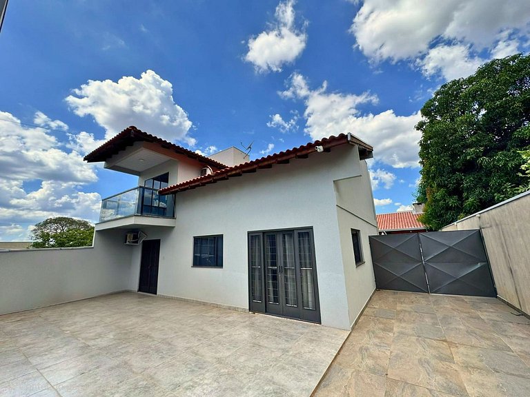 Casa privativa com 5 quartos e área de lazer compartilhada