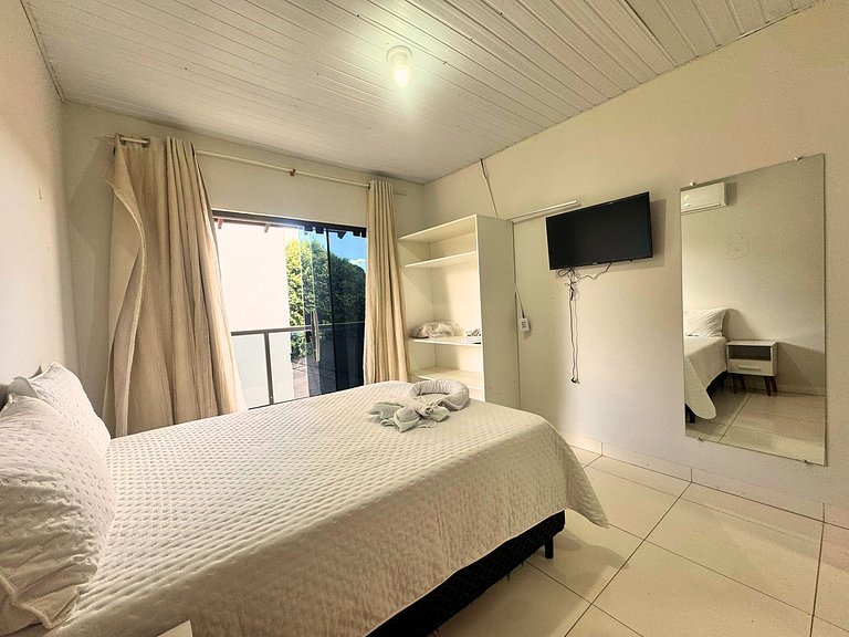 Casa + 4 Suítes Privativas com Piscina (Até 22p)