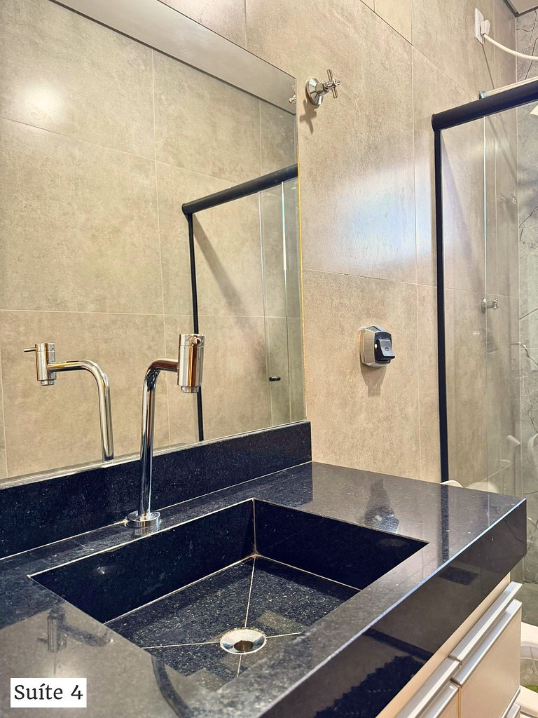 Casa + 4 Suítes Privativas com Piscina (Até 22p)