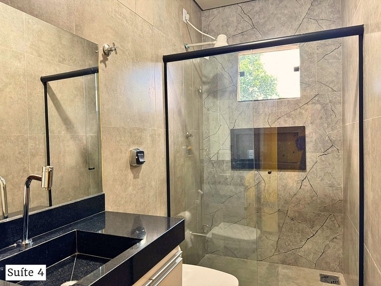 Casa + 4 Suítes Privativas com Piscina (Até 22p)